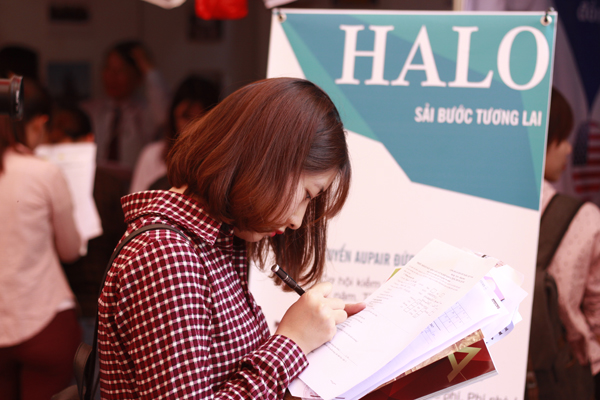 Sinh viên Đại học Quốc gia hào hứng tại ngày hội việc làm với Halo