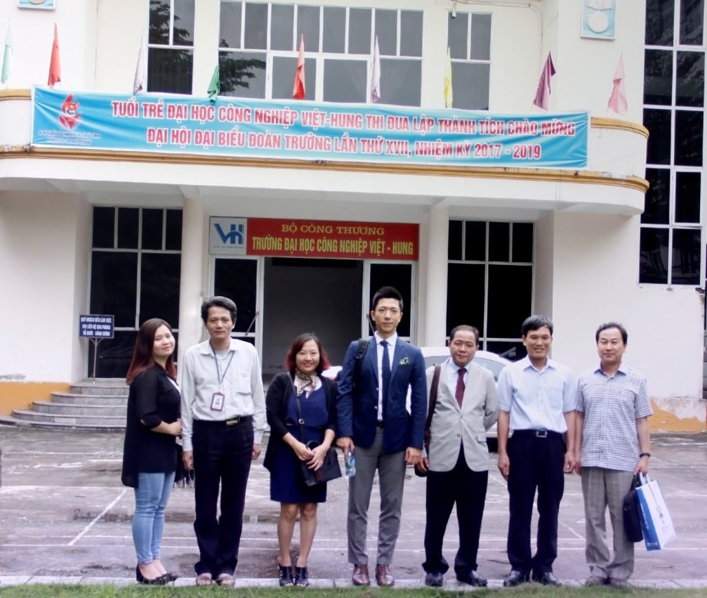 Bức ảnh lưu niệm của Bà Lê Hoàng Dung cùng với đại diện của PaiChai Universite và Đại học Việt - Hung