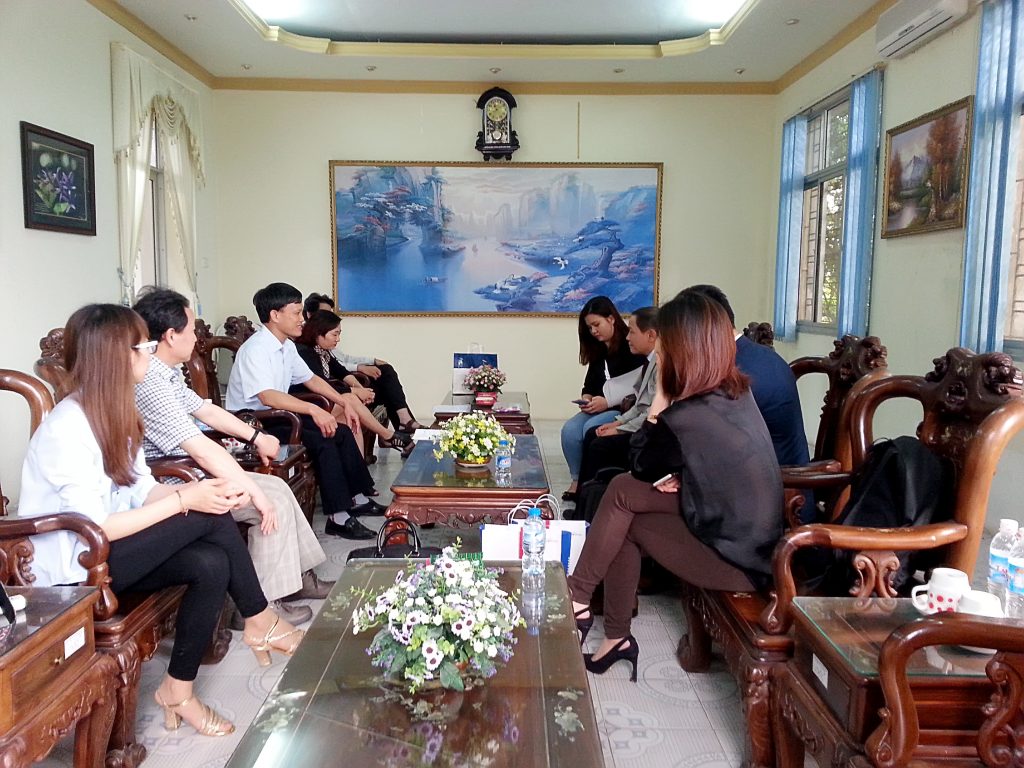 Giám đốc công ty Halo và đại diện PaiChai University đang ký kết hợp tác với Đại học VIệt - Hung