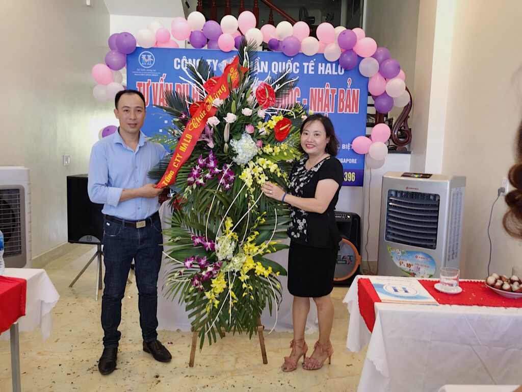 Tổng giám đốc Lê Hoàng Dung tặng hoa chúc mừng Trưởng văn phòng Đại diện Hải Dương