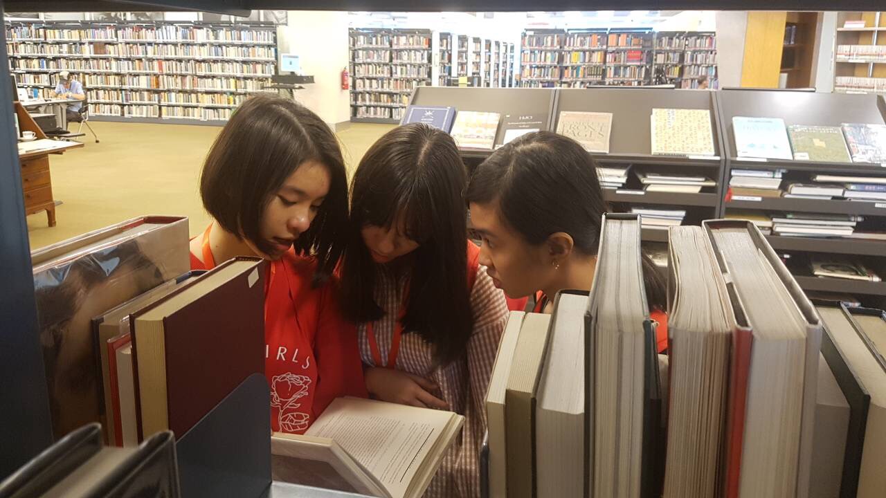 Học sinh tham quan thư viện của trường Mages Institute. Trải nghiệm mùa hé ý nghĩa tại Singapore