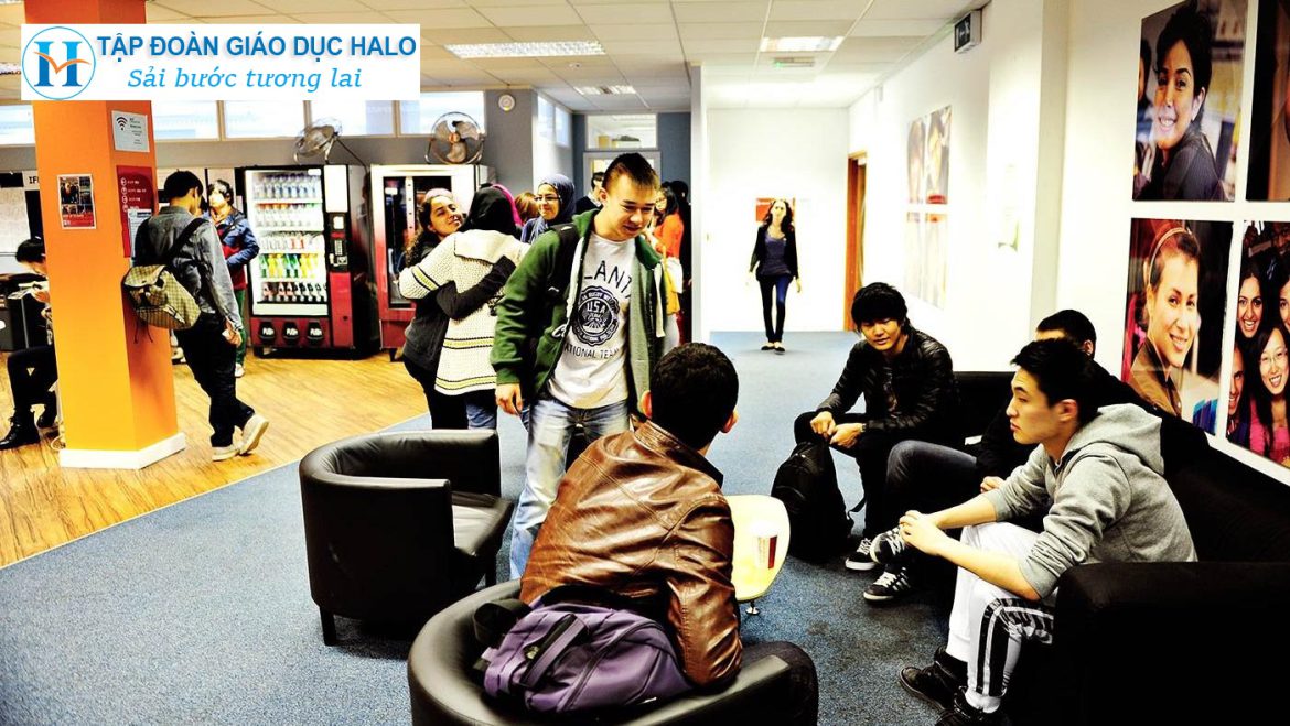 INTO-Manchester-Centre-students-break-out-space
