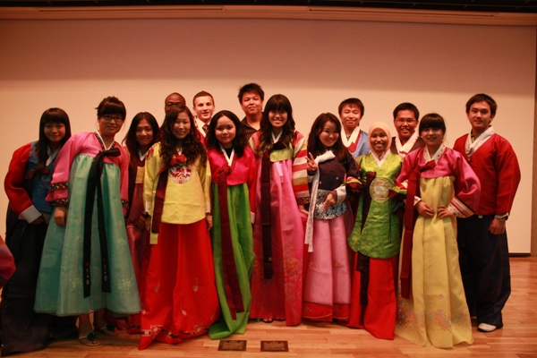Du học sinh Hàn Quốc mặc trang phục truyền thống của Hàn Quốc