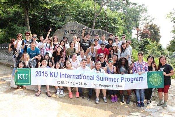 Hình ảnh du học sinh tại Hàn Quốc tham gia hoạt động ngoại khoá