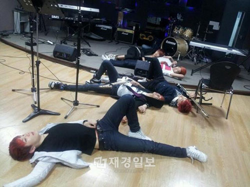 Các sao K-pop ngủ ngay trong phòng tập vì quá sức