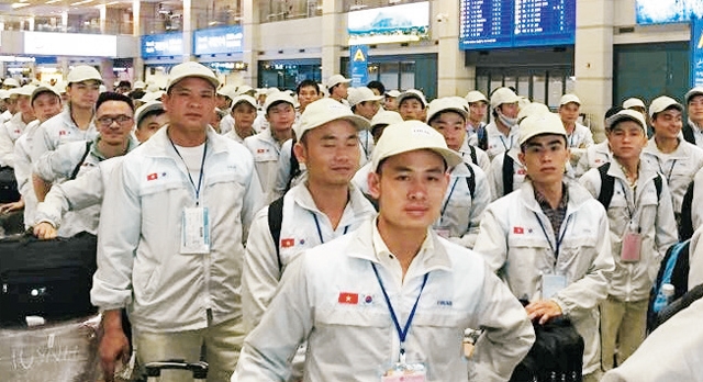 Số lượng lao động Việt tại Hàn Quốc quá đông khiến cách đi du học Hàn Quốc ngày càng khó khăn